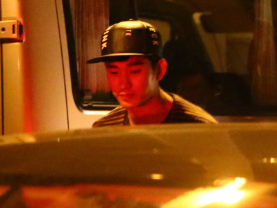 Kim Soo Hyun giu guong mat buon ba khi den Tan Son Nhat hinh anh