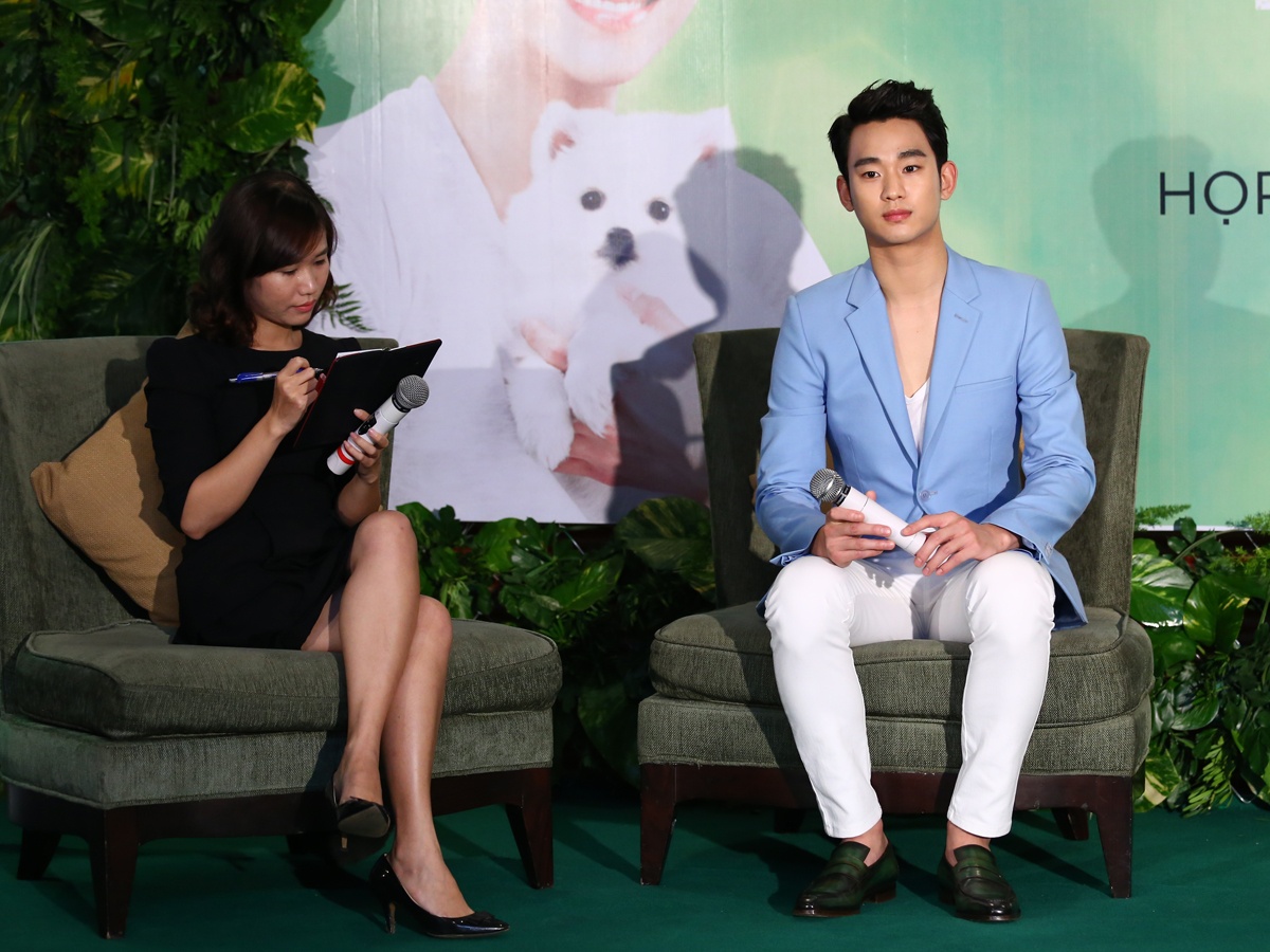 Tuy nhiên, sau 2 câu hỏi bằng tiếng Hàn được đặt ra từ một phóng viên của trang tin dành cho teen, BTC chương trình bất ngờ huỷ phần đặt câu hỏi từ phóng viên được chuẩn bị từ trước đó. Thay vào đó, MC Phan Anh đại diện BTC để hỏi những thắc mắc đến với Kim Soo Hyun.