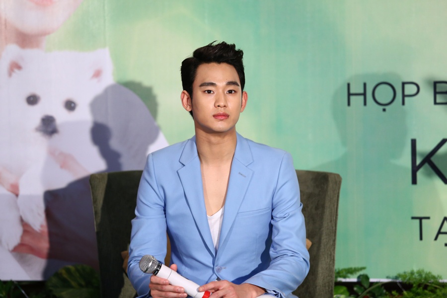 Chia sẻ về nhân vật Do Min Joon trong bộ phim Vì sao đưa anh tới, Kim Soo Hyun cho rằng mình và nhân vật Do Min Joon khá giống nhau ở tính ít nói.