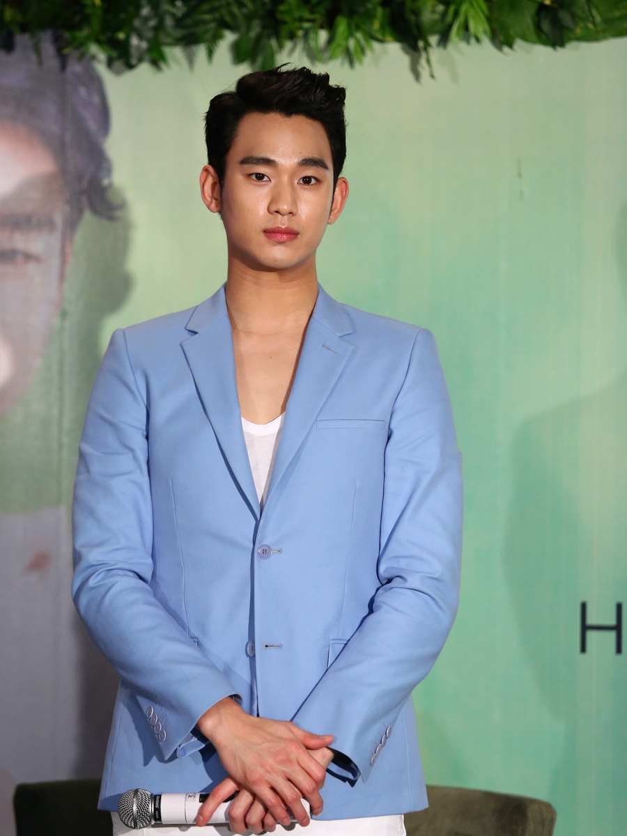 Sau buổi họp báo, Kim Soo Hyun sẽ di chuyển sang khách sạn White Palace, địa điểm tổ chức fan meeting và bắt đầu buổi gặp gỡ, giao lưu cùng cộng đồng fan Việt vào lúc 13h30 đến 15h30.