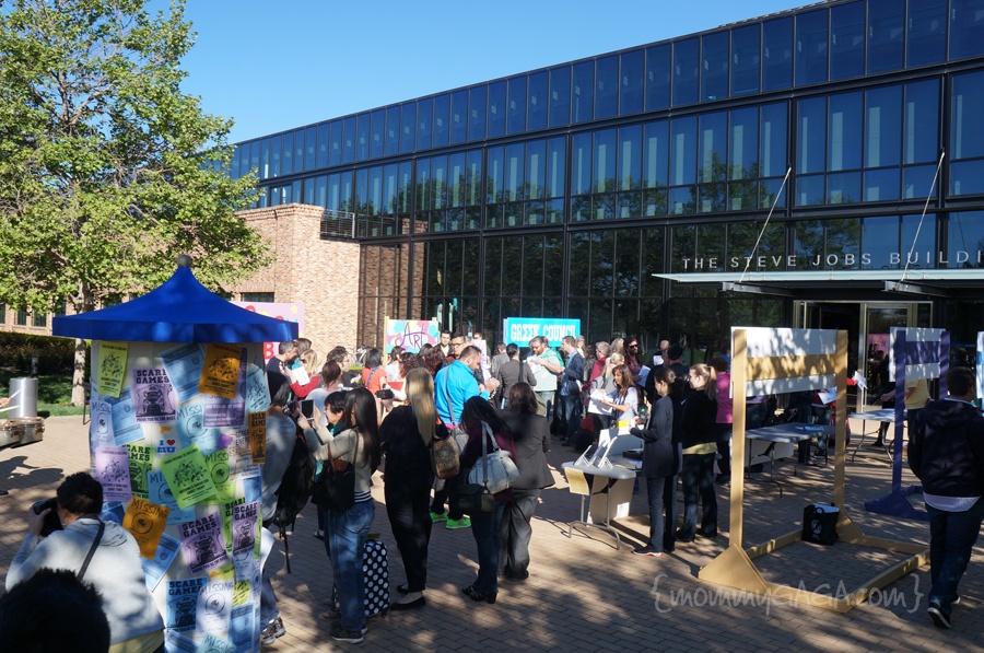 Tại trường đại học Pixar, các đồng nghiệp tại xưởng phim hoạt hình có thể cùng nhau học mọi thứ, từ múa ba-lê cho tới điêu khắc, mà không phải đóng chút học phí nào. Những nhân viên với tư thưởng tân thời của Pixar cũng có thể biểu diễn khả năng ca kịch của họ vào cuộc thi Battle of the Bands tại lễ hội Pixar Palooza hàng năm của công ty.