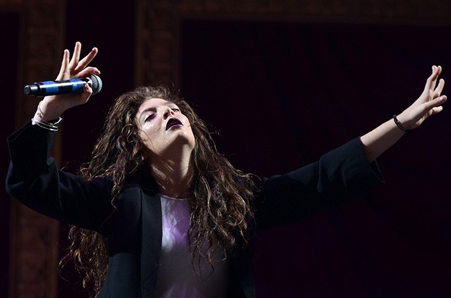 Ca sĩ trẻ tài năng Lorde với phong cách ma mị thường thấy.