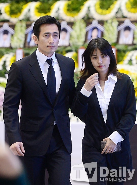 Vợ chồng Cha In Pyo – Shin Ae Ra là ngôi sao hiếm hoi tích cực tham gia những hoạt động từ thiện, họ được coi như hình mẫu lý tưởng cho những cặp đôi. Riêng Shin Ae Ra vài năm nay không còn đóng phim để tập trung hỗ trợ chồng và công việc xã hội. 