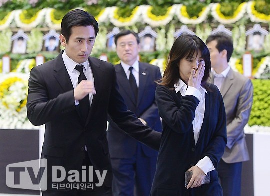 Shin Ae Ra xúc động rơi nước mắt trước thảm cảnh của vụ tai nạn, những người thiệt mạng hầu hết là các học sinh trung học. Chồng cô – Cha In Pyo theo sau cũng đượm buồn.