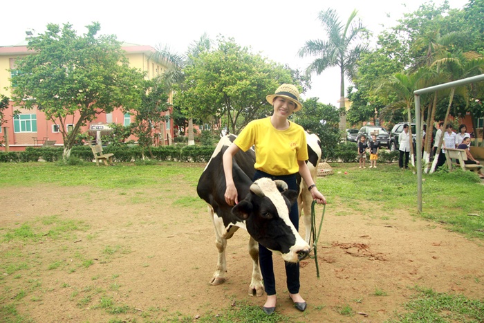 Trang Tran ra Ha Noi mua bo lam tu thien hinh anh