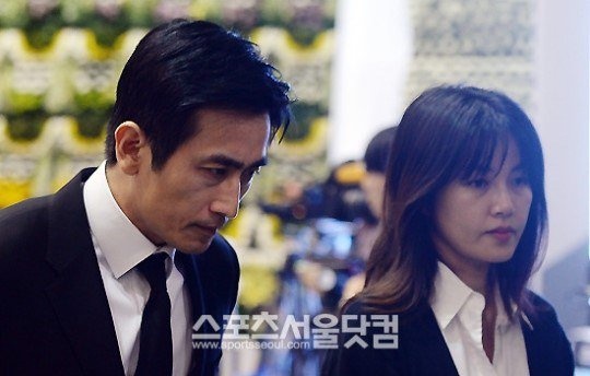 Trước thảm kịch xảy ra, làng giải trí Hàn tạm thời ngưng các hoạt động. Các ca sĩ hoãn ngày trở lại sân khấu, những ngôi sao hủy bỏ hoặc thay đổi lịch trình, đài truyền hình không lên sóng những chương trình giải trí, tất cả đều muốn tỏ lòng thương xót và đồng cảm tới hành khách phà Sewol. Một số các sao như Song Hye Kyo, Ha Ji Won, Kang Dong Won, Yoo Ah In, Jang Geun Suk, Lee Jun Ki,… quyên góp tiền bạc và hiện vật tới thân nhân của những người xấu số.  