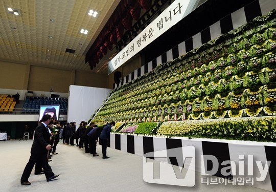 Ngày hôm nay (24/4), Hàn Quốc tổ chức buổi lễ tưởng niệm cho những nạn nhân thiệt mạng trong tai nạn chìm phà Sewol xảy ra vào tuần trước. Buổi lễ được dựng tại phòng tập thể thao của một sân vận động ở thành phố Ansan gồm 1 bàn thờ cúng đặt di ảnh của nạn nhân xấu số. Trong giới giải trí, vợ chồng diễn viên Cha In Pyo – Shin Ae Ra là những người đầu tiên đến viếng.