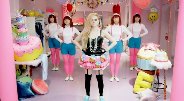 Video clip 'Hello Kitty' cua Avril Lavigne hinh anh
