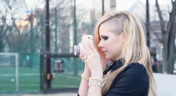 Avril Lavigne tri an nuoc Nhat qua MV moi hinh anh