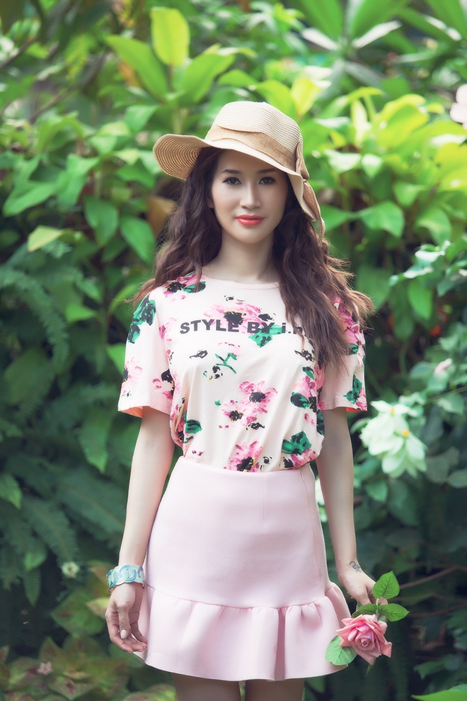 những chiếc áo T shirt đơn giản và thoáng mát sẽ trở nên tuyệt đẹp hơn khi in họa tiết những cánh hoa hồng xứ Paris.