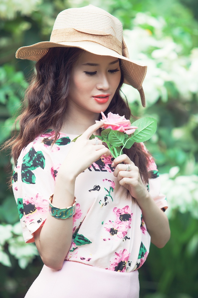 nón rộng vành, chân váy bút chì mang lại vẻ cổ điển cho chiếc áo in hoa.