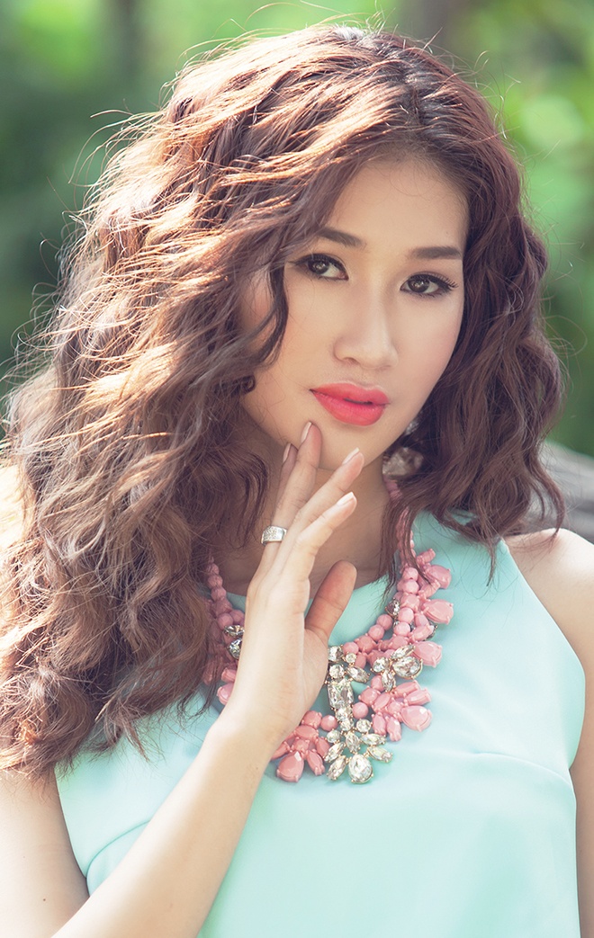 Đôi môi sắc Cam tươi làm gương mặt tỏa sáng với dù diện trang phục nhạt màu.