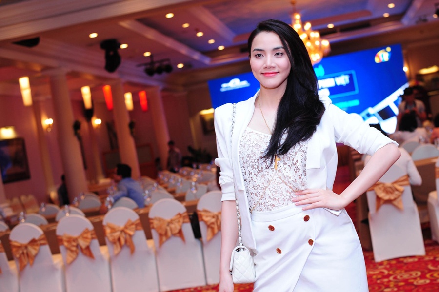 Trang Nhung mac ao xuyen thau hinh anh