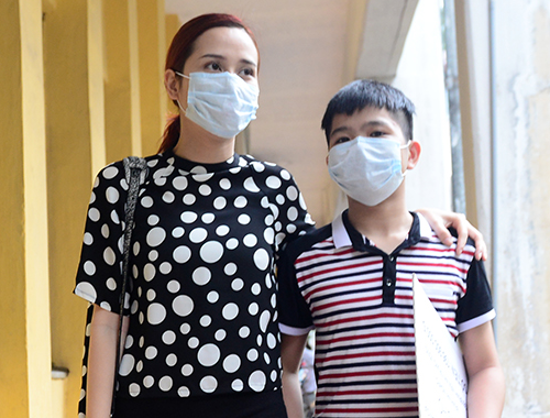 Quang Anh deo khau trang toi tham cac benh nhi mac soi hinh anh