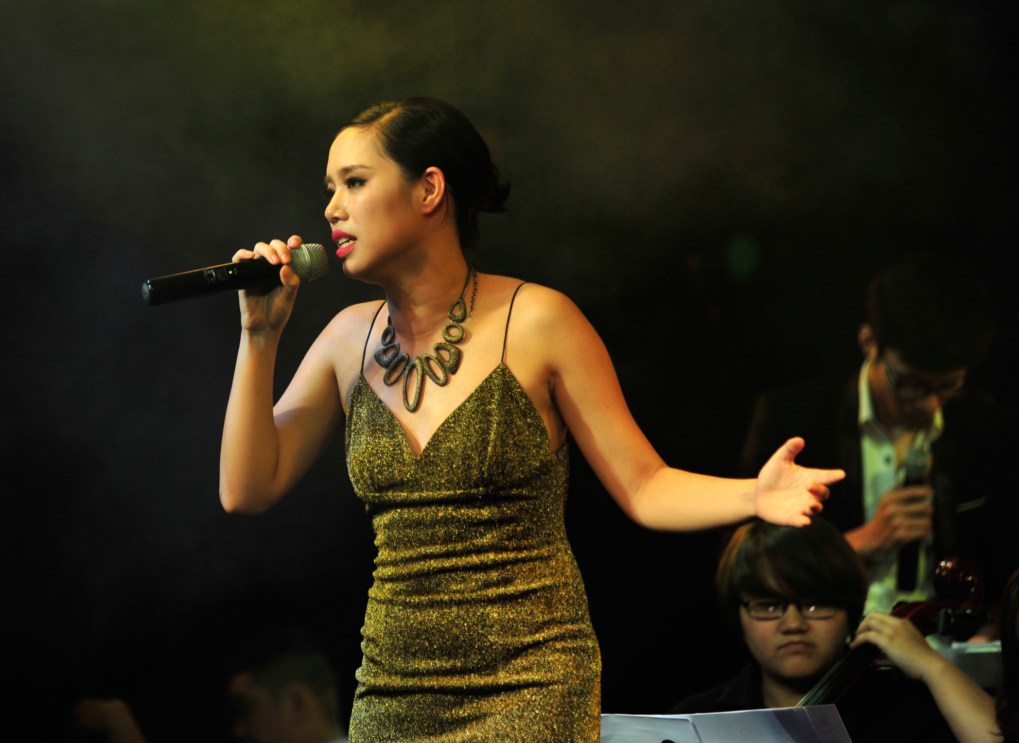 Tang Ngan Ha hat ve phu nu co don hinh anh