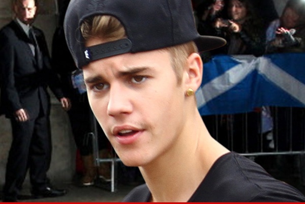 Justin Bieber bi 'hoi tham' o san bay hinh anh