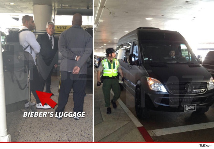 Đoàn tùy tùng của Justin đứng đợi khi nam ca sĩ đang bị nhân viên hải quan thẩm vấn.