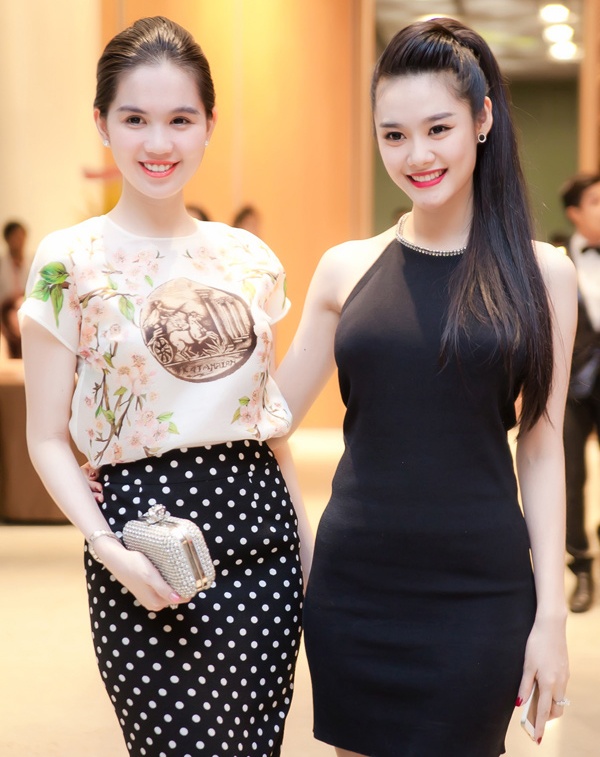 Hơn 1 năm trở lại đây, sau khi gia nhập công ty Venus của ông bầu Khắc Tiệp, chân dài Linh Chi liên tục xuất hiện bên Ngọc Trinh như cặp chị em, đặc biệt khá ăn ý trong phong cách thời trang ngọt ngào. Cô được Khắc Tiệp đầu tư xây dựng hình tượng người mẫu ảnh trong sáng, nữ tính. Chỉ trong thời gian ngắn, Linh Chi đã quen mặt trong giới sao dự sự kiện. 