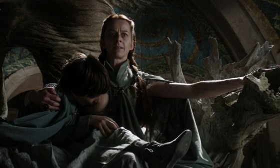 Khi nhân vật Catelyn Stark bắt giải Tyrion tới chỗ chị gái mình ở thung lũng Arryn, cô và khán giả đã được chứng kiến cảnh Lysa Tully đang cho đứa con trai 8 tuổi… bú sữa. Tất nhiên là nó đã làm dấy lên một cuộc tranh cãi khi Game of Thrones mới chỉ đi qua có vỏn vẹn 5 tập phim.