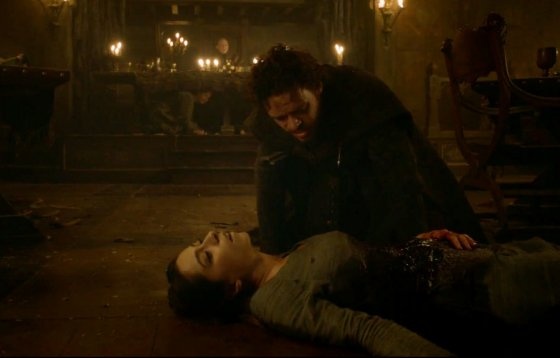 Trong sự kiện Đám cưới đỏ, Hoàng hậu Talisa Stark đã bị đâm vào bụng liên hồi cho tới chết khi cô đang mang thai, ngay trước sự chứng kiến của chồng là nhà vua Robb Stark, mẹ chồng và các người hầu cận. Tất cả những người này sau đó cũng đều bị sát hại. Catelyn Stark là người trụ lại đến phút cuối cùng, bà gần như chết đứng sau khi chứng kiến cảnh con trai mình bị hãm hại.