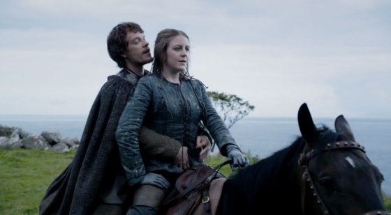 Trên đường trở về quê hương ở Đảo Sắt, nhân vật Theon Greyjoy đã gặp một người phụ nữ tại bến cảng và để mắt tới cô ngay lập tức. Khi đi nhờ ngựa và ngồi sau lưng người phụ nữ, Theon đã lập tức lợi dụng cơ hội để “táy máy” chân tay. Về đến quê hương, Theon mới biết được rằng đó chính là chị gái anh, Yara Greyjoy.