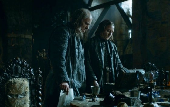 Thủ lĩnh của nhà Greyjoy và là Chúa tể đảo Sắt, Balon Greyjoy, nhận được một kiện đồ bí ẩn ở tập cuối cùng của mùa thứ ba. Bên trong đó là… dương vật của người con trai ông, Theon Greyjoy.