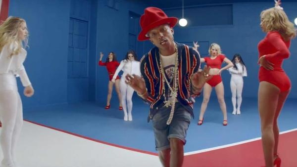 My nhan bua vay Pharrell Williams trong MV moi hinh anh