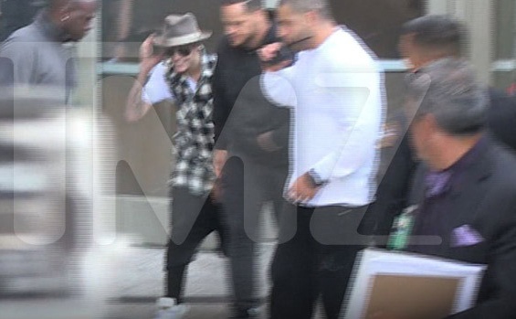 Nam ca sĩ trẻ hớn hở rời khỏi sân bay.