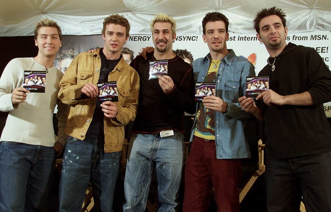 Ngày ấy: *NSYNC bật lên trong dòng nhạc pop từ giữa thập niên 1990 và có một chỗ đứng vững chắc vào những năm cuối thế kỷ nhờ hai album ‘N Sync và Home for Christmas. Những Justin, JC, Lance, Joey và Chris từng có vinh hạnh sở hữu hai bài hát trên Top 10 của bảng xếp hạng Billboard tại cùng một thời điểm. Nhóm nhạc bùng nổ vào năm 2000 với album thứ ba mang tên No Strings Attached cùng hai bản hit Bye Bye Bye và It’s Gonna Be Me. No Strings Attached đã trở thành album bán chạy nhất năm 2000 và thứ hai trong một thập kỷ sau đó, chỉ kém Eminem.