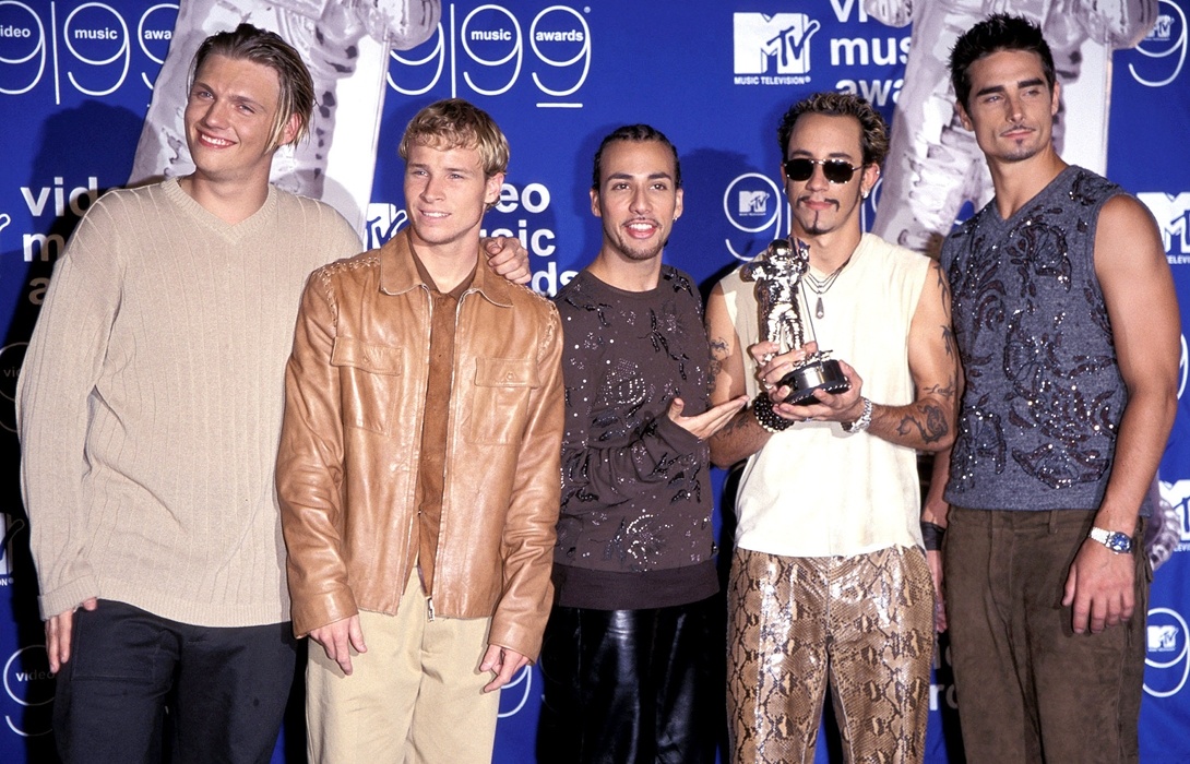 Ngày ấy: Backstreets Boys từng là một trong những nhóm nhạc vĩ đại nhất của những năm 90 và có công thúc đẩy cơn sốt boyband kéo dài suốt thập kỉ. Album mang tên nhóm phát hành năm 1997, với những hit nổi tiếng như Quit Playing Games (With My Heart) hay As Long as You Love Me, đã đạt được thành tích khó tin: 14 đĩa bạch kim, tương đương 14 triệu bản tại Mỹ. Album Millennium phát hành năm 1999 là CD bán chạy nhất trong năm và biến những Nick, Brian, AJ, Howie và Kevin thành những siêu sao thực sự.