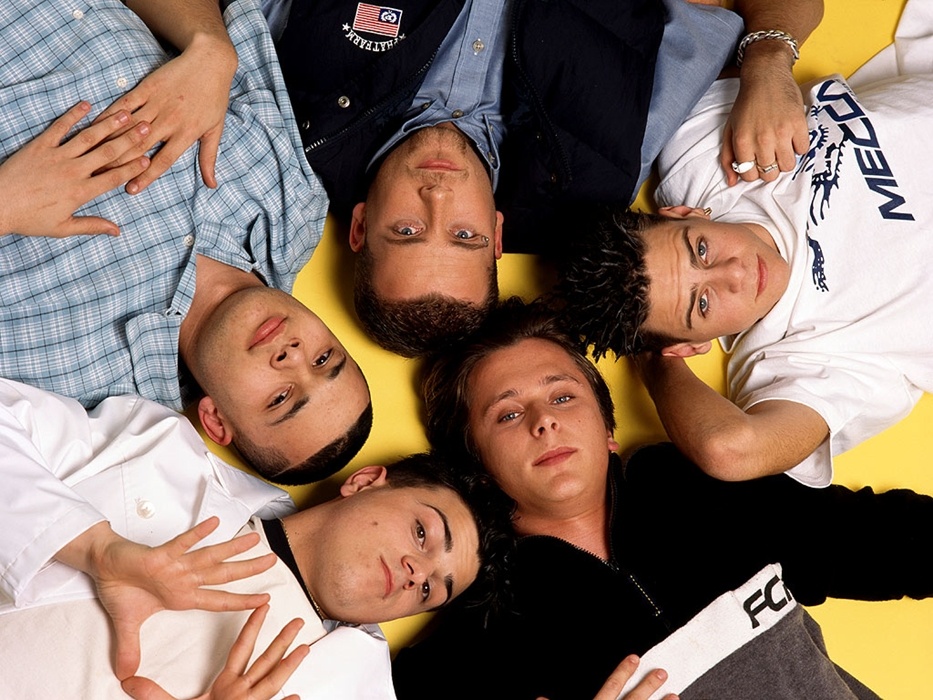 Ngày ấy: Nhóm nhạc 5ive đến từ nước Anh, gồm Sean Conlon, Ritchie Neville, Scott Robinson, Abz Love và J Brown, đã chinh phục người hâm mộ bằng các bản hit như When the Lights Go Out hay Until the Time is Through. Bước sang thế kỷ mới, họ đã mắc phải một số sai lầm trên con đường sự nghiệp như việc từ chối sử dụng ca khúc Bye Bye Bye mà sau này đã thuộc về *NSYNC. Sau một loạt các chuyện không may, 5ive tan rã vào năm 2001.