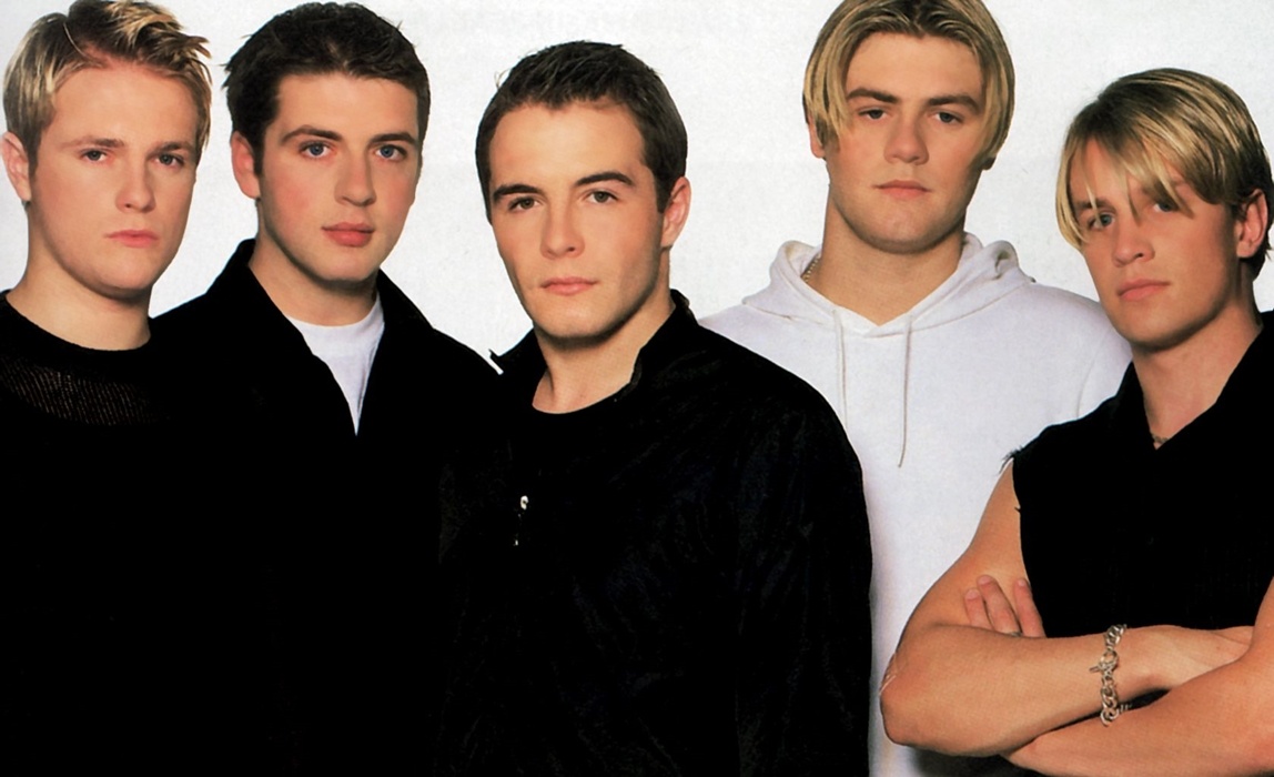 Ngày ấy: Dù không thành công tại nước Mỹ nhưng Westlife lại là một cái tên cực kỳ nổi trội tại thị trường nước Anh và châu Âu. Được tạo nên bởi nhà sản xuất bậc thầy Simon Cowell, Westlife sở hữu tới 11 đĩa đơn đứng đầu bảng xếp hạng nước Anh chỉ trong khoảng thời gian từ năm 1999 tới 2002. Các ca khúc nổi tiếng của nhóm trong quãng thời gian này có thể kể tới Swear It Again, Flying without Wings, Fool Again, My Love, Uptown Girl, Queen of My Heart…
