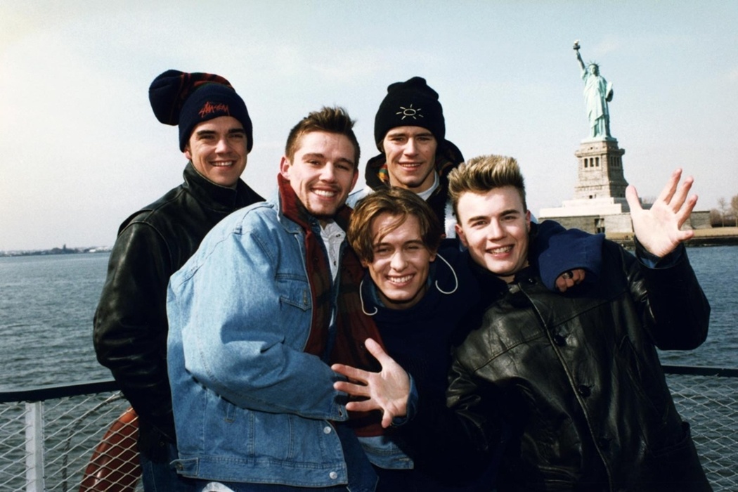 Ngày ấy: Take That chính là boyband thống trị các bảng xếp hạng âm nhạc nước Anh vào đầu những năm 90. Ba album đầu tiên của nhóm đều giành được nhiều đĩa bạch kim và gương mặt của nhóm xuất hiện trên tràn ngập các phương tiện truyền thông. Đến năm 1994, Take That chỉ còn lại bốn thành viên sau khi thành viên Robbie Williams bị phát hiện lạm dụng ma túy. Hai năm sau đó, Take That chính thức tan rã; còn Robbie Williams lại có một sự nghiệp solo rực rỡ sau khi cai nghiện thành công.