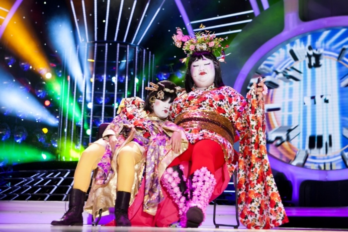 Giám khảo khách mời Thành Lộc quá nể phục sự bắt chước tài tình của Vương Khang đã phải thốt lên ngay sau khi màn trình diễn kết thúc “Tôi phải cảm ơn Vương Khang vì nhờ có bạn mà tôi mới biết mình khùng đến như vậy. Bạn đã thực hiện tiết mục này với một tâm huyết lớn lao với những chi tiết trên những phục trang quá giống 101%. Tiết mục của bạn hay quá”. Phần thể hiện giống 101% Thành Lộc giúp anh mang về 35 điểm.