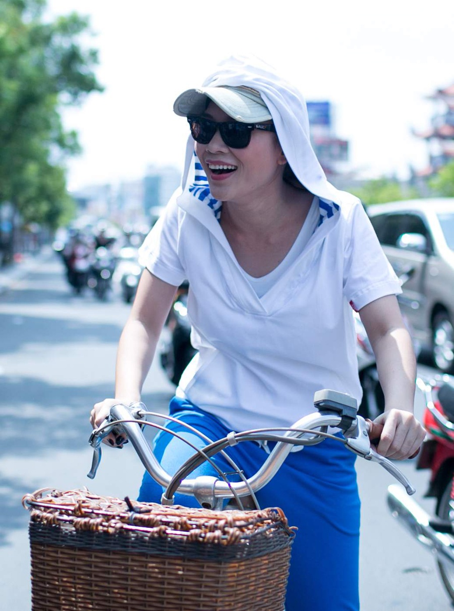 Mỹ Tâm khiến fan bất ngờ khi chị đạp xe đạp giữa trời trưa nắng nóng đến gặp fan.