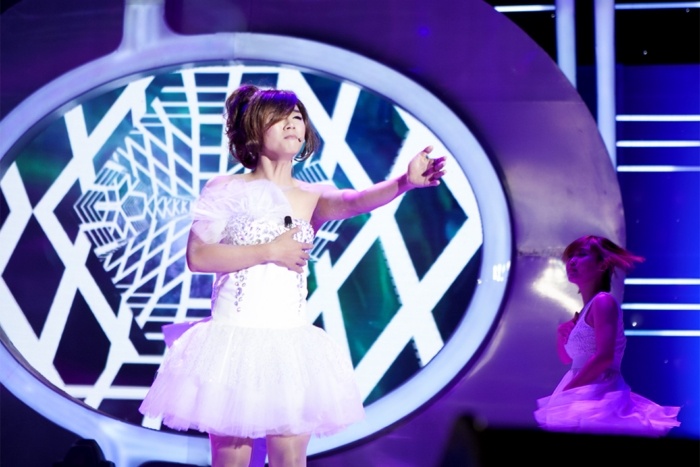 Tối 26/4, liveshow 5 của chương trình Gương mặt thân quen đã được phát trên sóng VTV3. Mở đầu chương trình là phần dự thi của Hoài Lâm. Anh hoá thân thành nữ ca sĩ Đông Nhi thể hiện ca khúc Khóc. Hoài Lâm cho biết, giọng hát của Đông Nhi có phần điệu đà, luyến láy rất ngọt nên tôi chỉ có thể giả được 70% và về phần vũ đạo, tôi đã cố gắng hết sức nhưng vẫn bị lộ ra nhiều cử chỉ khuyền khoàng của một người nam.