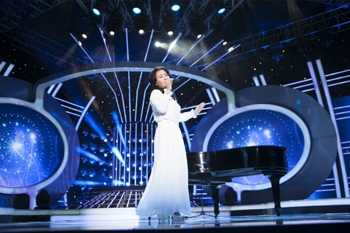 Ngân Quỳnh hoá thân thành nữ ca sĩ Karen thể hiện ca khúc Top of the world. Với chất giọng và độ tuổi khi thể hiện ca khúc khá giống nhau nên Ngân Quỳnh tỏ ra tự tin khi hoá thân thành nữ ca sĩ Karen.