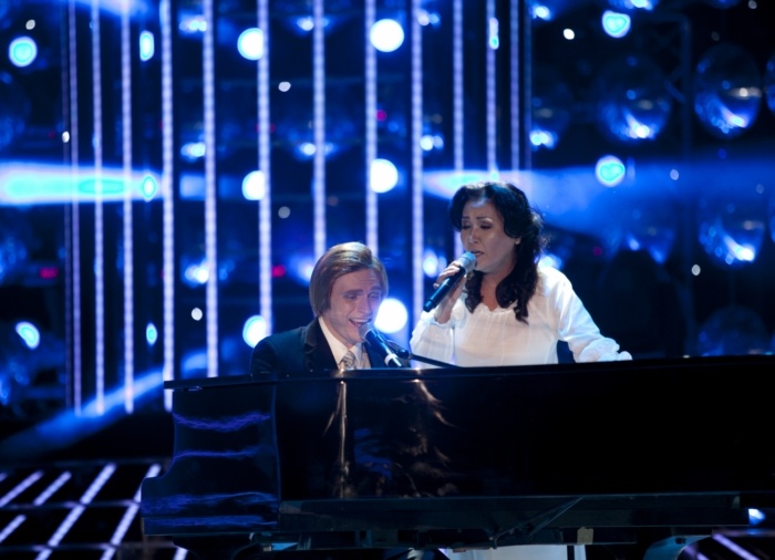 Kyo York bất ngờ xuất hiện trong phần dự thi của Ngân Quỳnh để giúp cô đệm đàn như tiết mục gốc của chương trình đưa ra.