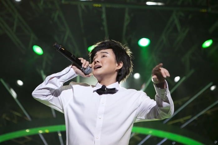 Vy Oanh hoá thân thành nam ca sĩ Lý Hải trình diễn ca khúc Liều thuốc cho trái tim. Khi tập luyện, Vy Oanh tỏ ra khá căng thẳng khi phải hát theo chất giọng khi lên cao phải rất mạnh, thẳng, vang cho đúng với nhân vật Lý Hải mà chương trình đưa ra.