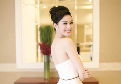 Khanh My dien vay khoe vai tran goi cam khi du tiec hinh anh