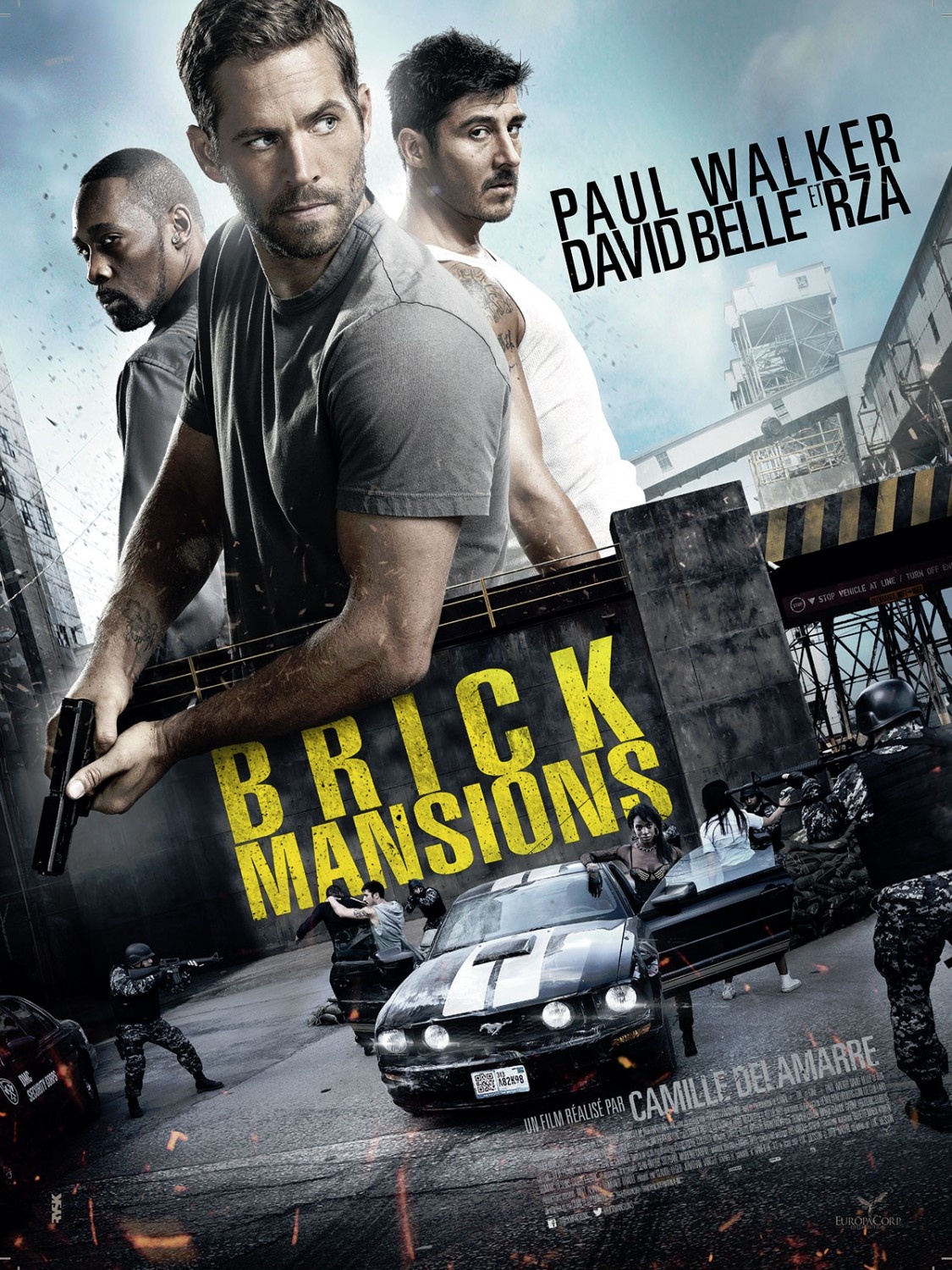 Brick Mansions là phiên bản làm lại của bộ phim hành động Pháp nổi tiếng District B13 với những pha hành động dựa trên bộ môn parkour. Đây cũng là bộ phim cuối cùng mà tài tử Paul Walker hoàn thành trọn vẹn trước khi anh qua đời sau thảm kịch tai nạn ô tô hồi tháng 11 năm ngoái.