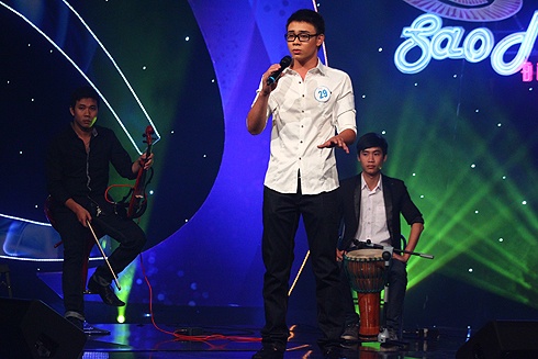 Đông Hùng tại vòng sơ loại cuộc thi Sao mai điểm hẹn 2012.