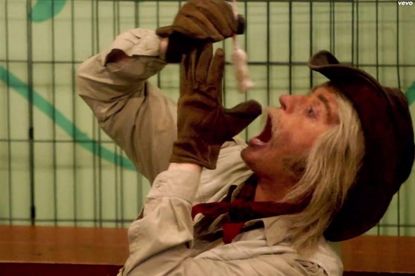 Nhung chieu tro ky quac cua Katy Perry trong ‘Birthday’ hinh anh