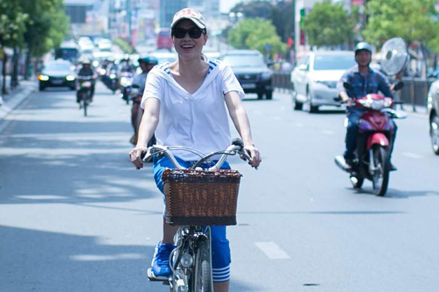 My Tam dap xe di gap fan giua troi nang gat hinh anh