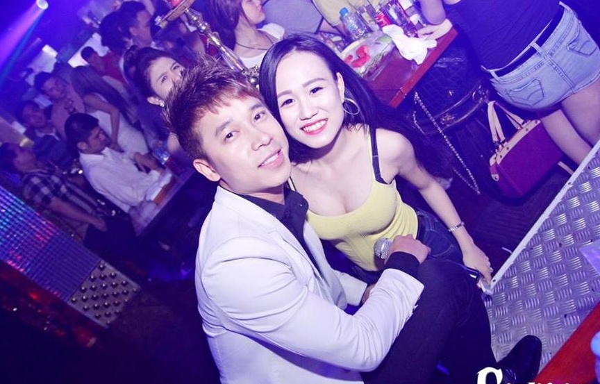 Fan nu lao len san khau chup anh voi The Men hinh anh