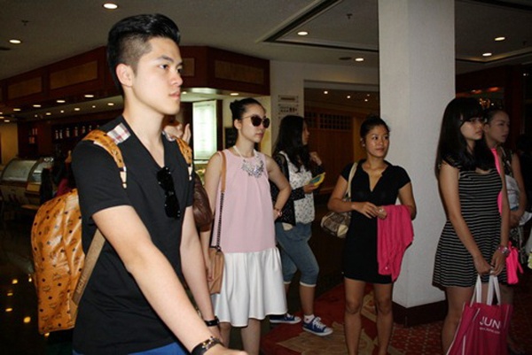 Năm ngoái khi Linh Nga “bật mí” em trai tại các sự kiện, Hùng Minh gây ấn tượng bởi vẻ ngoài không kém hot boy.