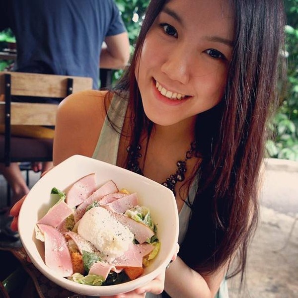 Cô gái này đã tốt nghiệp chuyên ngành thiết kế thời trang tại một ngôi sao trường quốc tế ở Singapore. 