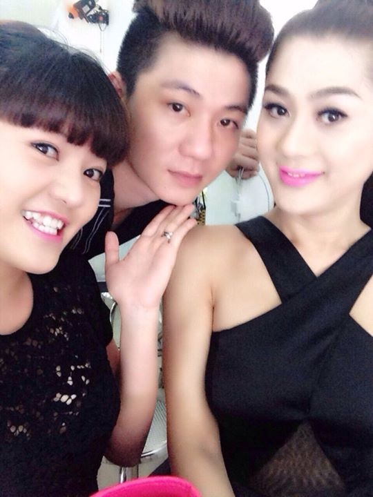 Nữ ca sĩ chuyển giới bên bạn trai hôm 28/4.