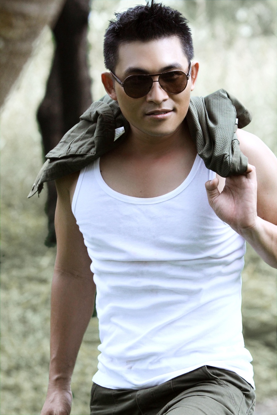 Với “Ký ức xanh”, nam ca sĩ gửi đến người nghe các bản phối do nhạc sĩ Việt Anh dành nhiều tâm huyết thực hiện.