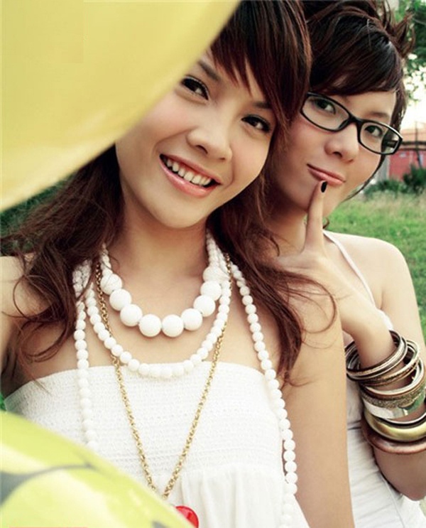 Khi còn trong nhóm, Yến Trang là thành viên nổi bật nhờ ngoại hình xinh xắn. Còn em gái Yến Nhi gia nhập nhóm thế chân Anh Thúy vào năm 2001. Tới năm 2006, Yến Trang và Yến Nhi rời nhóm lập thành bộ đôi Song Yến. Hai chị em ca sĩ giành được một số thành công trước khi tan rã vào năm 2009 vì Yến Nhi bị tai nạn ở mắt. 